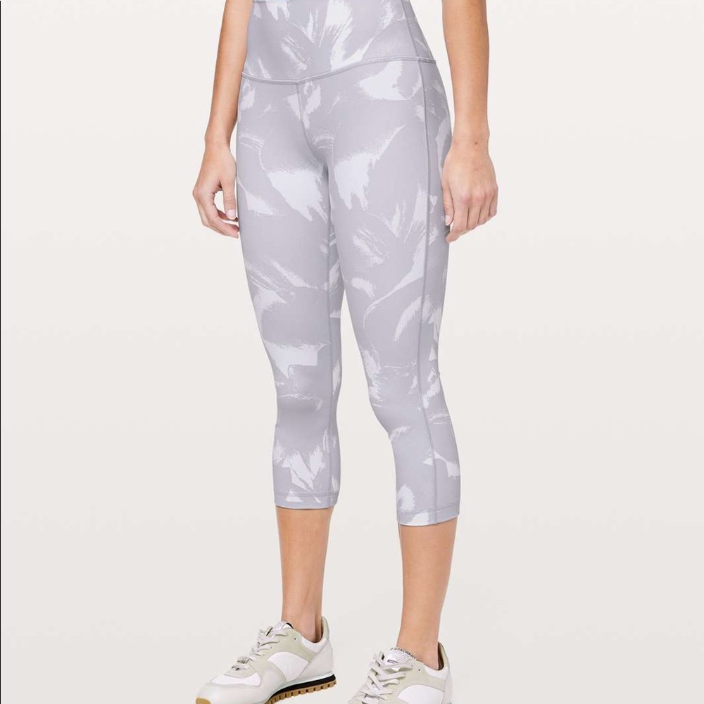 Lululemon size 4 wunder under